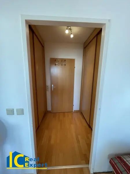 Schrankraum mit raumhohen Schiebetüreneinbauschränken