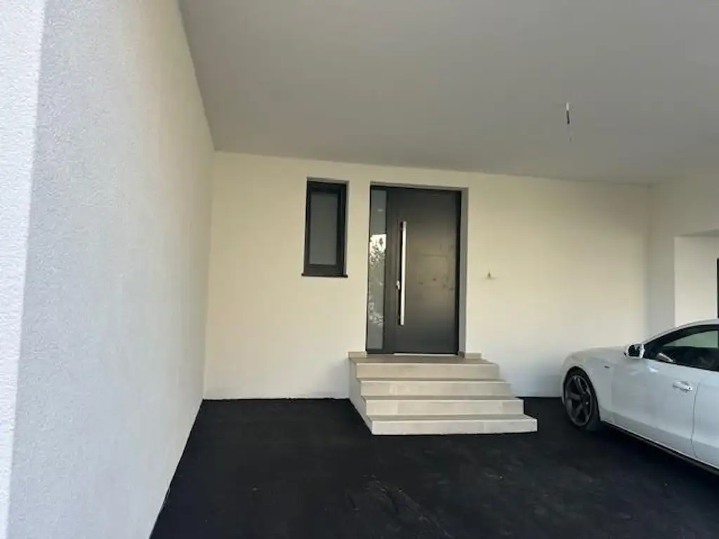 Neu gebaute Doppelhaushälfte mit großem 3fachcarport  in beliebter Siedlung