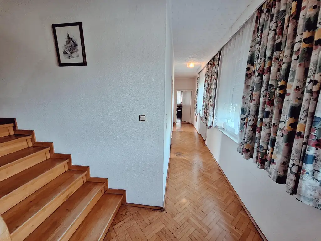 EINFAMILIENHAUS MIT GROSSEM GRUND