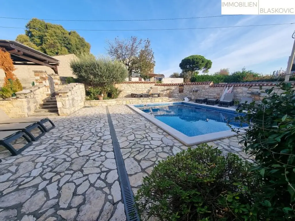Porec Umgebung - Attraktives Steinhaus mit 2 Appartements und Pool/Wellness
