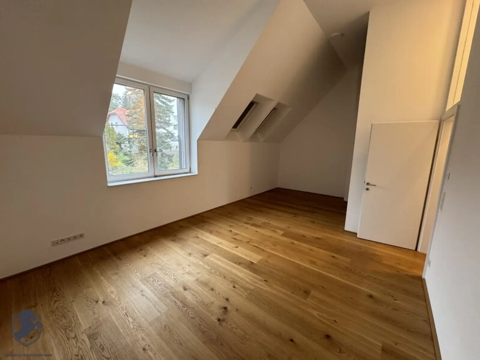 Stilvoll wohnen im Herzen von Wien: Dachgeschosswohnung mit Terrasse und Parkplatz in 1140 Wien!