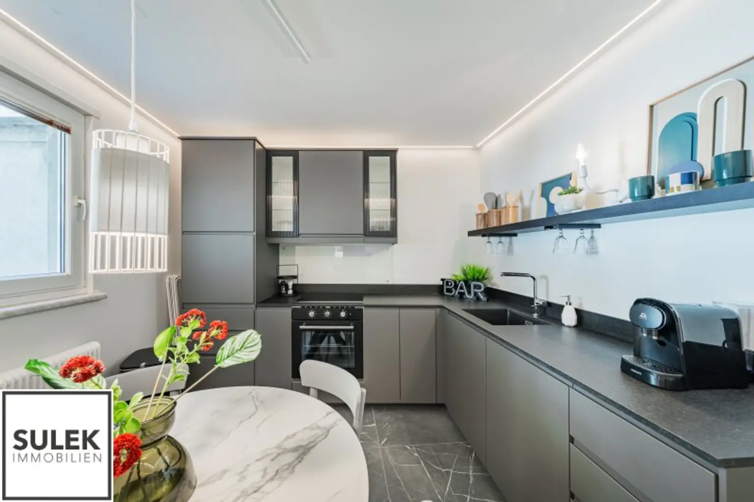 Ruhige, sanierte 3,5 Zimmer Wohnung mit Designer-Bad und Küche + Garage (optional!) in Mariahilf - beziehbar ab 01/26!