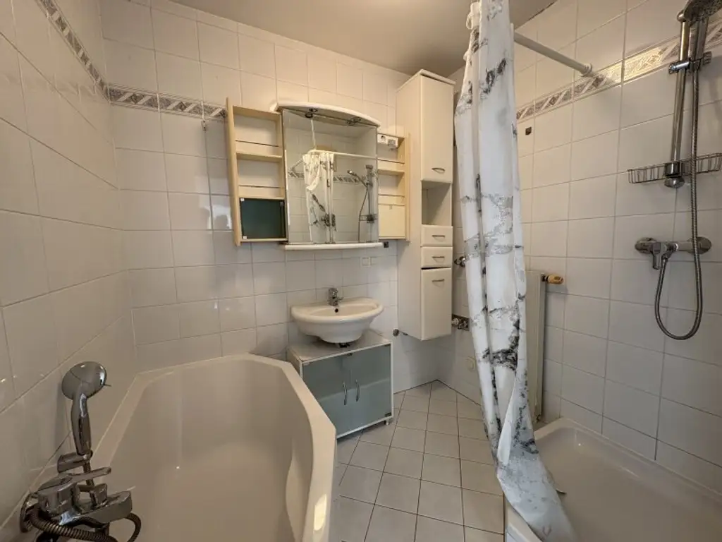 Ruhige 2-Zimmer Wohnung mit Grünblick, Terrasse + 2 Garagenplätzen