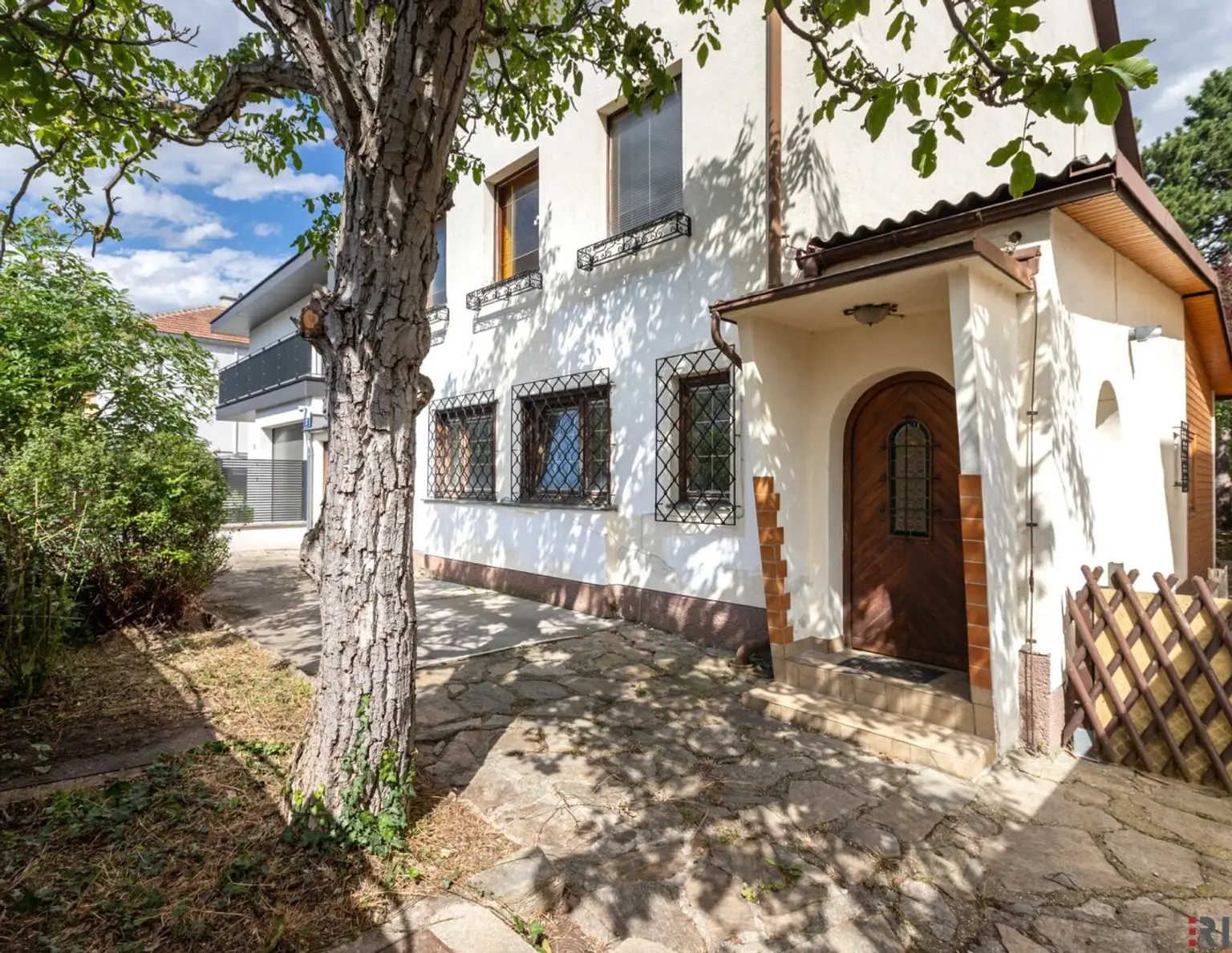 INVESTMENT MIT CA. 3,6% KP-RENDITE | Befristet vermietetes Haus | ca. 404 m² Nutzfläche | Inkl. Architektenstudien | Ost/West | Großer Garten & Garage