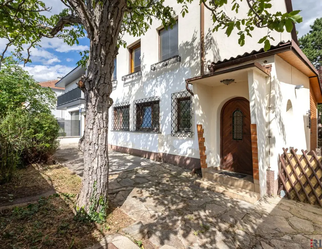 INVESTMENT MIT CA. 3,6% KP-RENDITE | Befristet vermietetes Haus | ca. 404 m² Nutzfläche | Inkl. Architektenstudien | Ost/West | Großer Garten & Garage