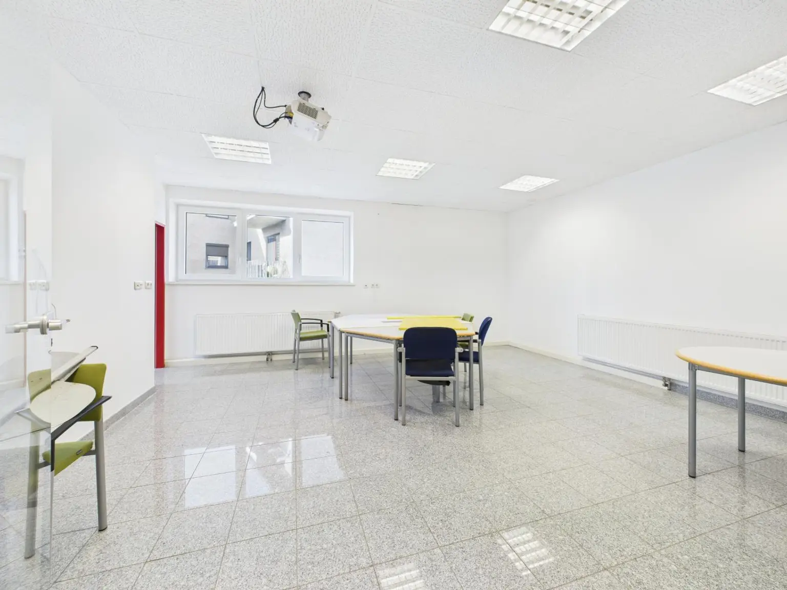 Kernsaniertes Anlageobjekt mit großzügigen Büroflächen und Wohneinheiten in 4050 Traun