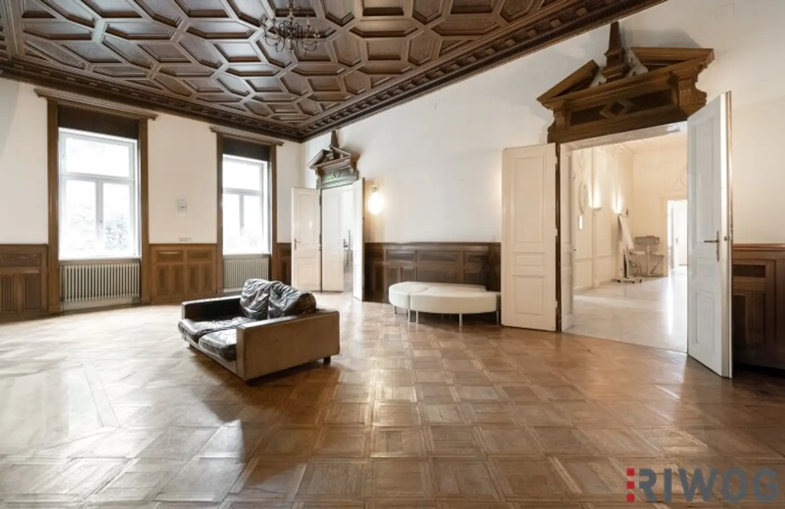 Herrschaftliche Wohnung in historischer Villa | über 440m² Garten & möglicher Infinity Pool | ca. 4,40 m Raumhöhe | sanierungsbedürftig | U-Bahnnähe
