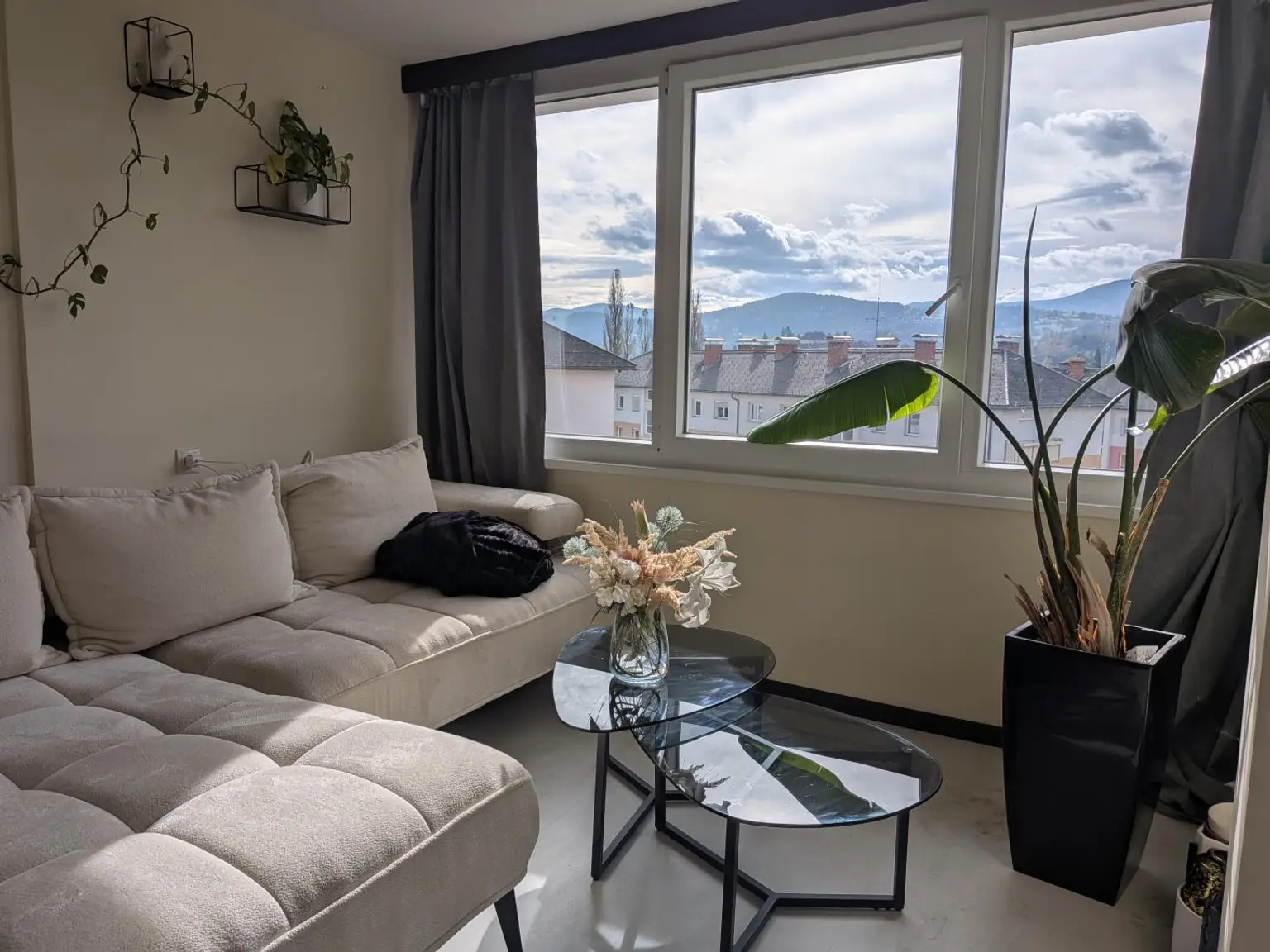 Traumhafte 2-Zimmer-Wohnung mit Penthouse-Flair und Weitblick durch den Wintergarten
