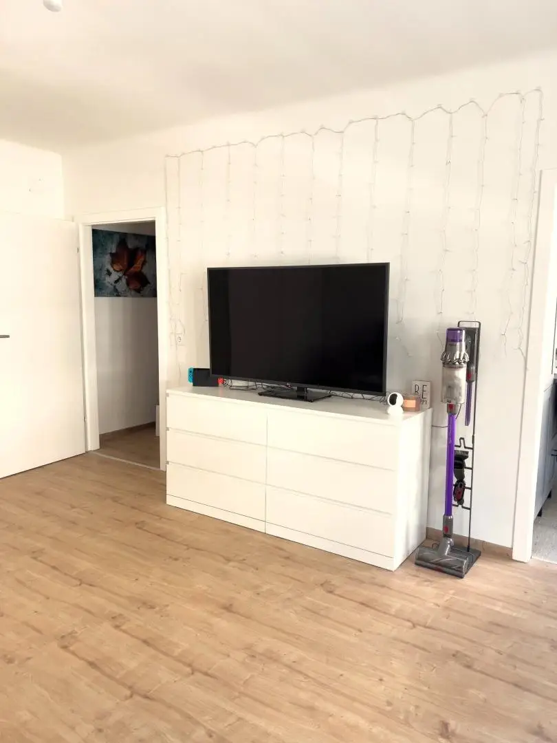 "Neu renovierte 1-Zimmer-Wohnung mitten im 12ten!"