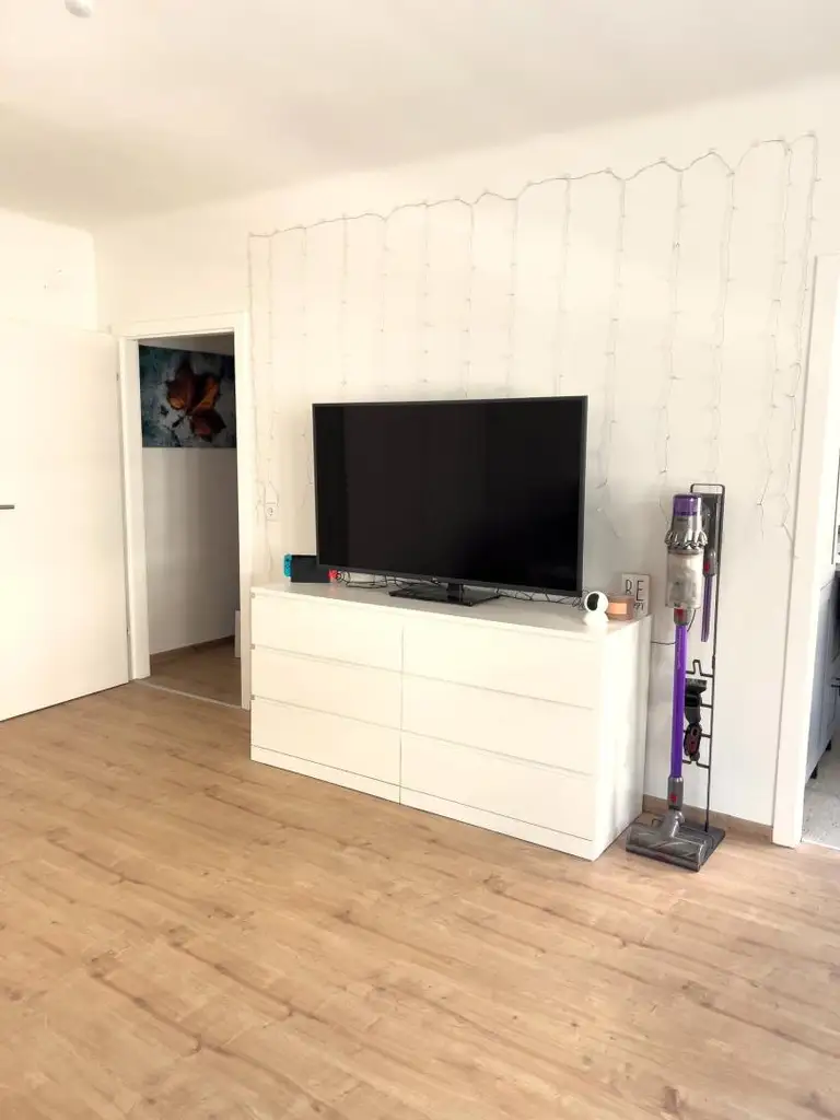 "Neu renovierte 1-Zimmer-Wohnung mitten im 12ten!"