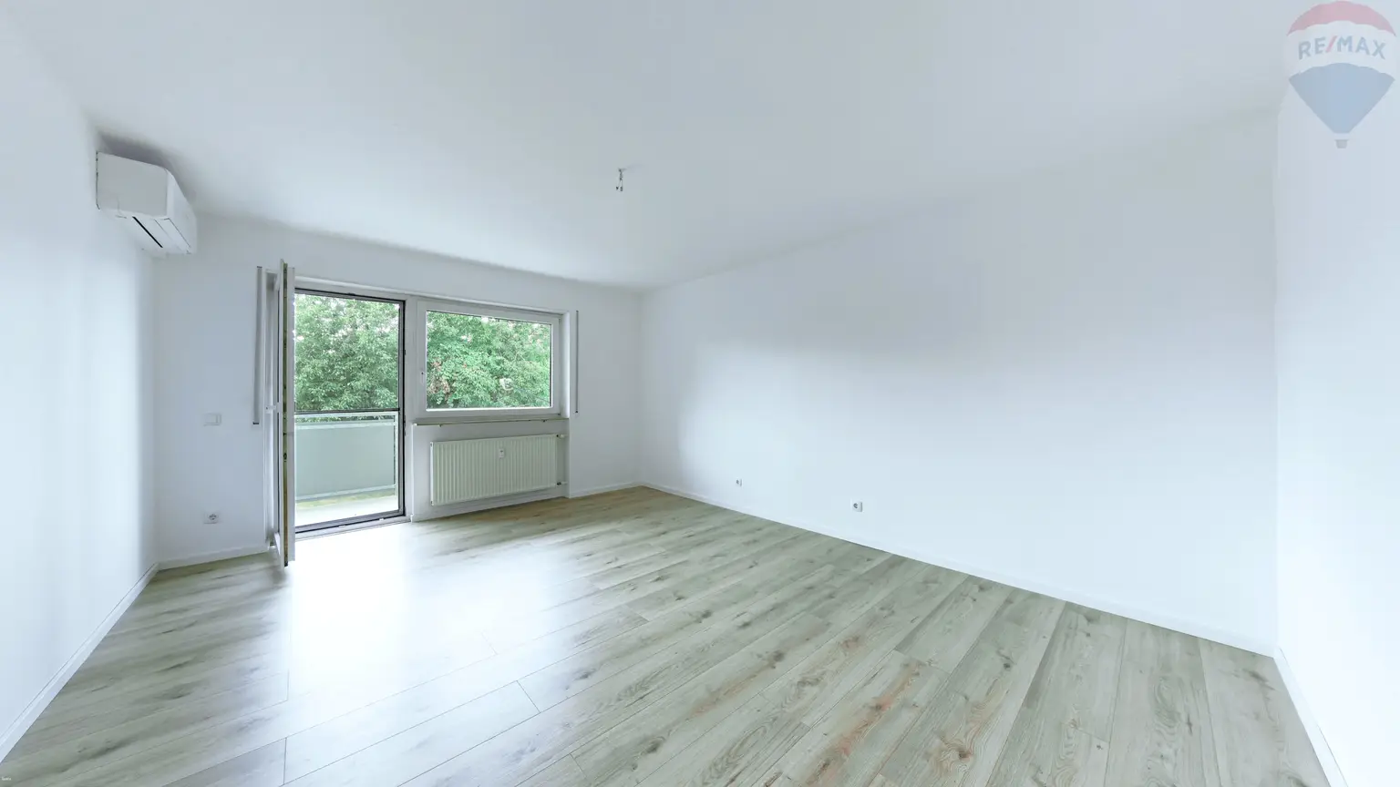 Schlafzimmer__Arbeitszimmer_mit_Balkon