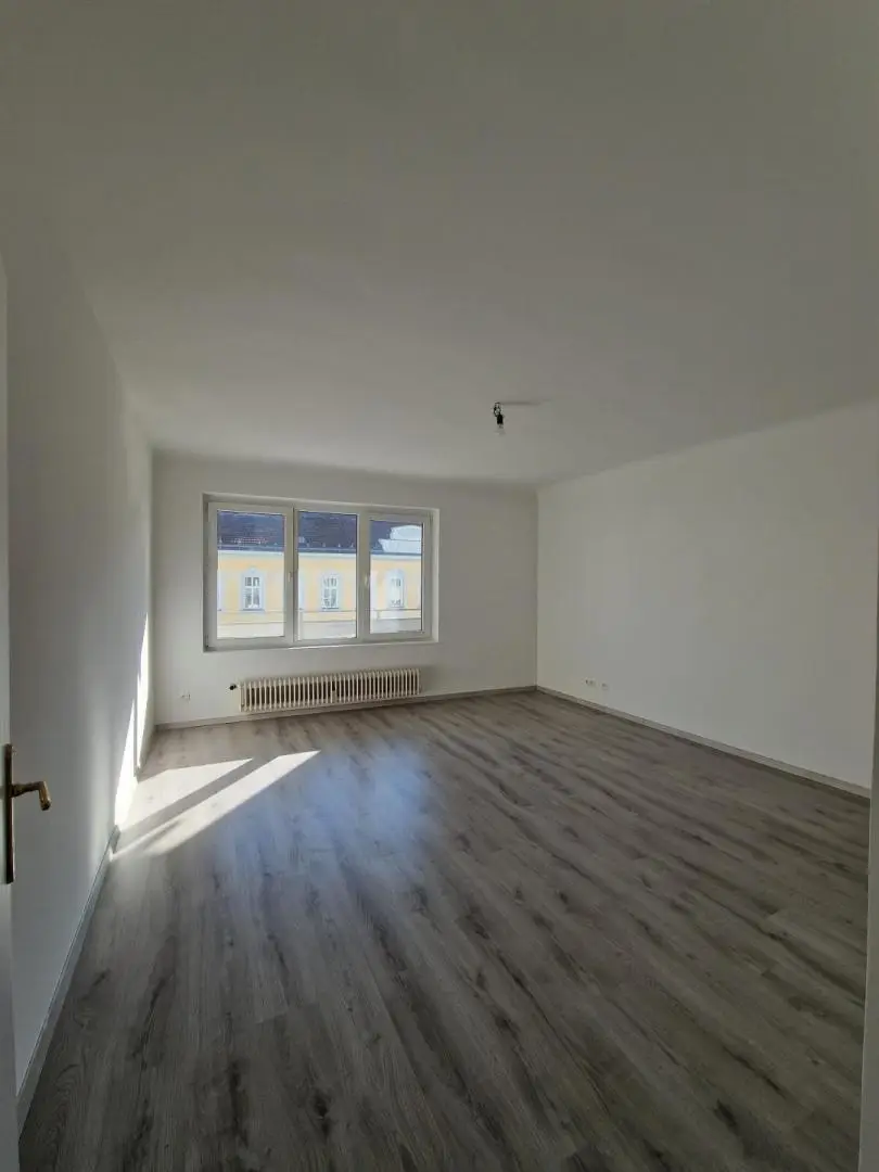 "Helle renovierte 4-Zimmerwohnung mit Balkon nahe dem Türkenschanzpark - WG-tauglich"