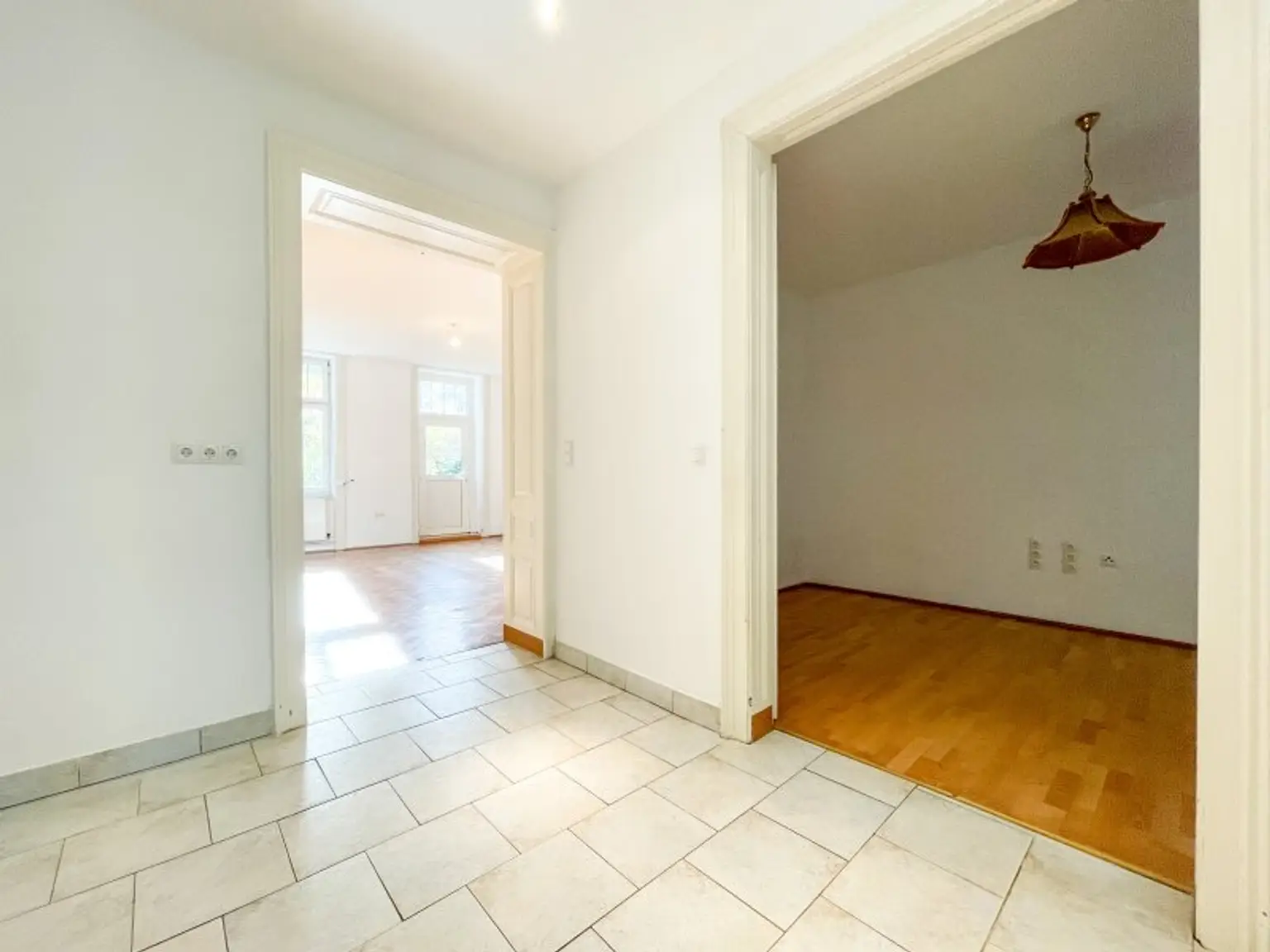 NÄHE LAINZER TIERGARTEN: Charmante 3-Zimmer-Gartenwohnung mit 218m² privater Grünfläche