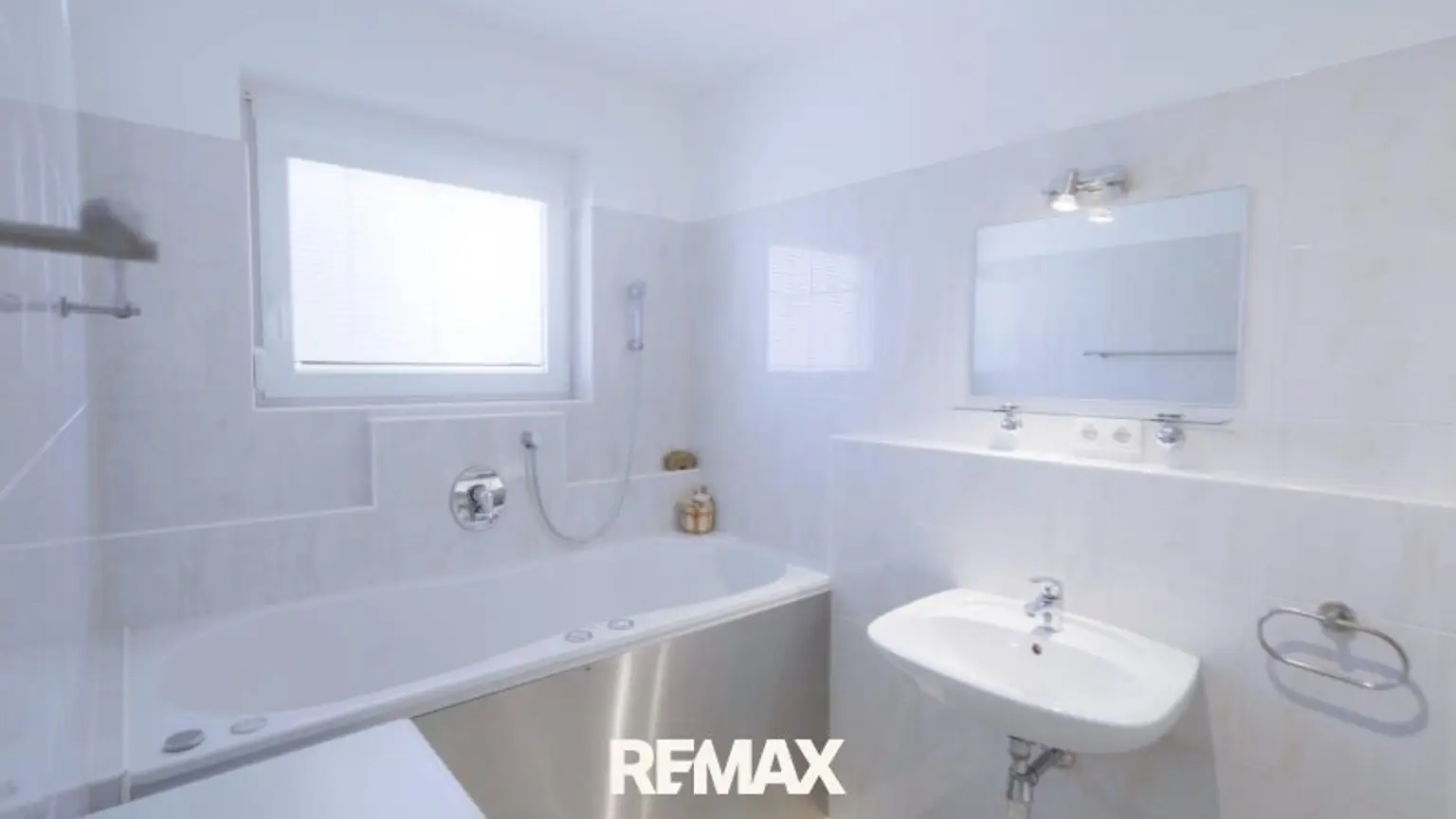 Bad mit Whirlpool-Badewanne und Dusche