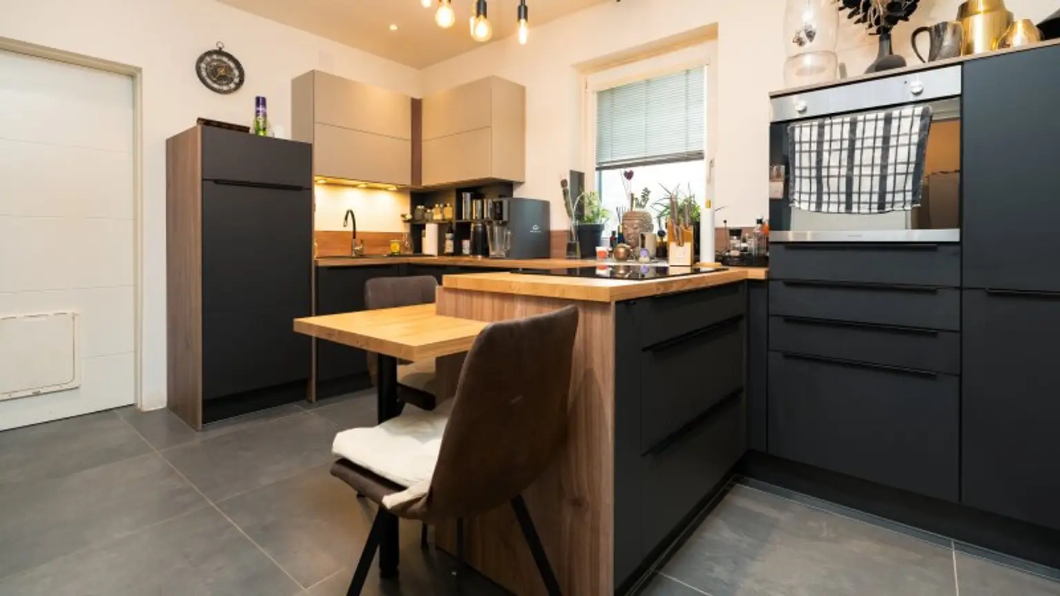 Paradies-Liebhaber aufgepasst! Detailreiches Ein oder Mehrfamilienhaus!