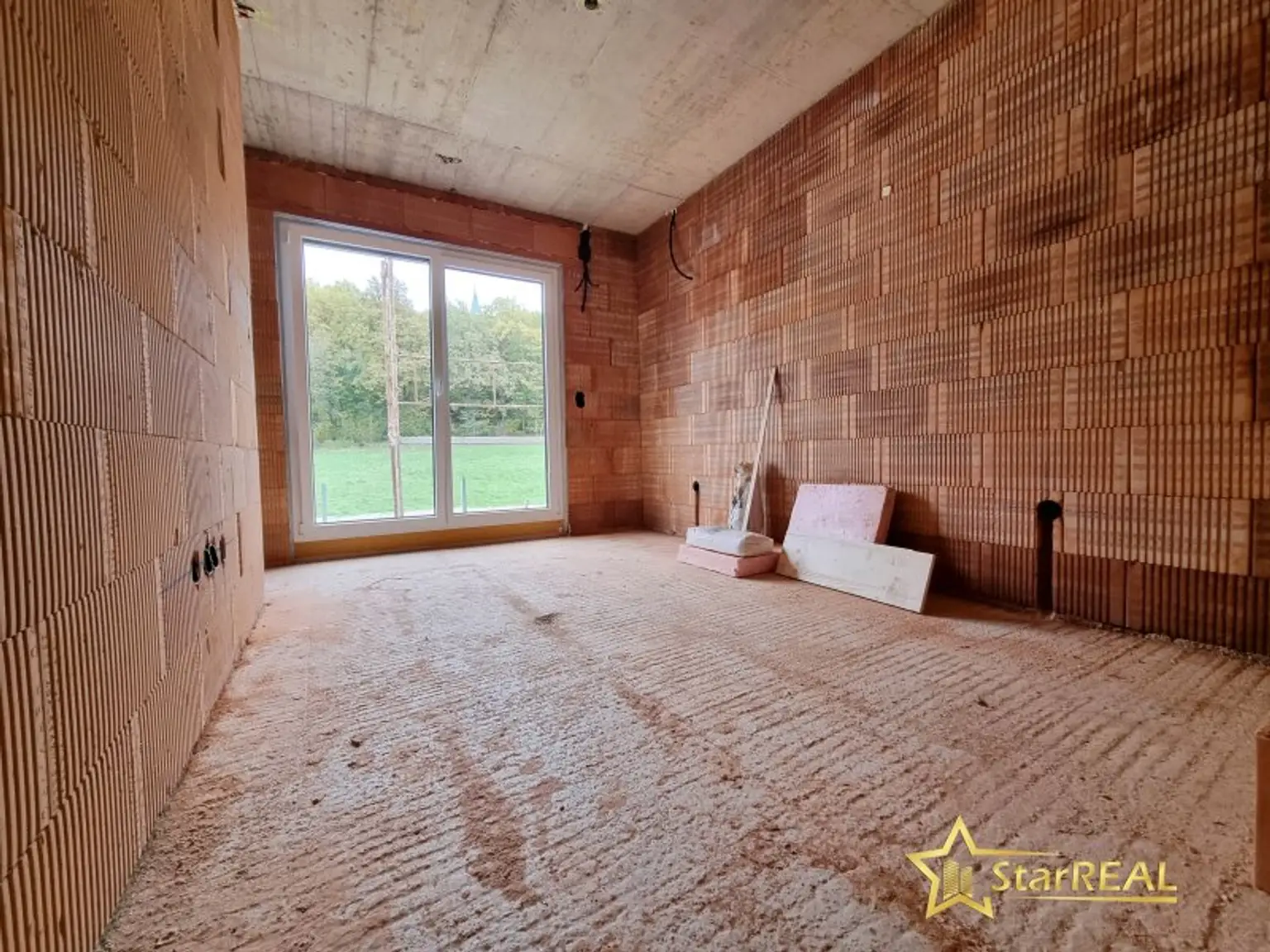 LETZTES HAUS VERFÜGBAR! IDEAL FÜR FAMILIEN! 5-ZIMMER-ZIEGELHAUS MIT UNVERBAUBAREN AUSBLICK. MIT KELLER, BALKON, TERRASSE, CARPORT UND GROSSEM GARTEN.