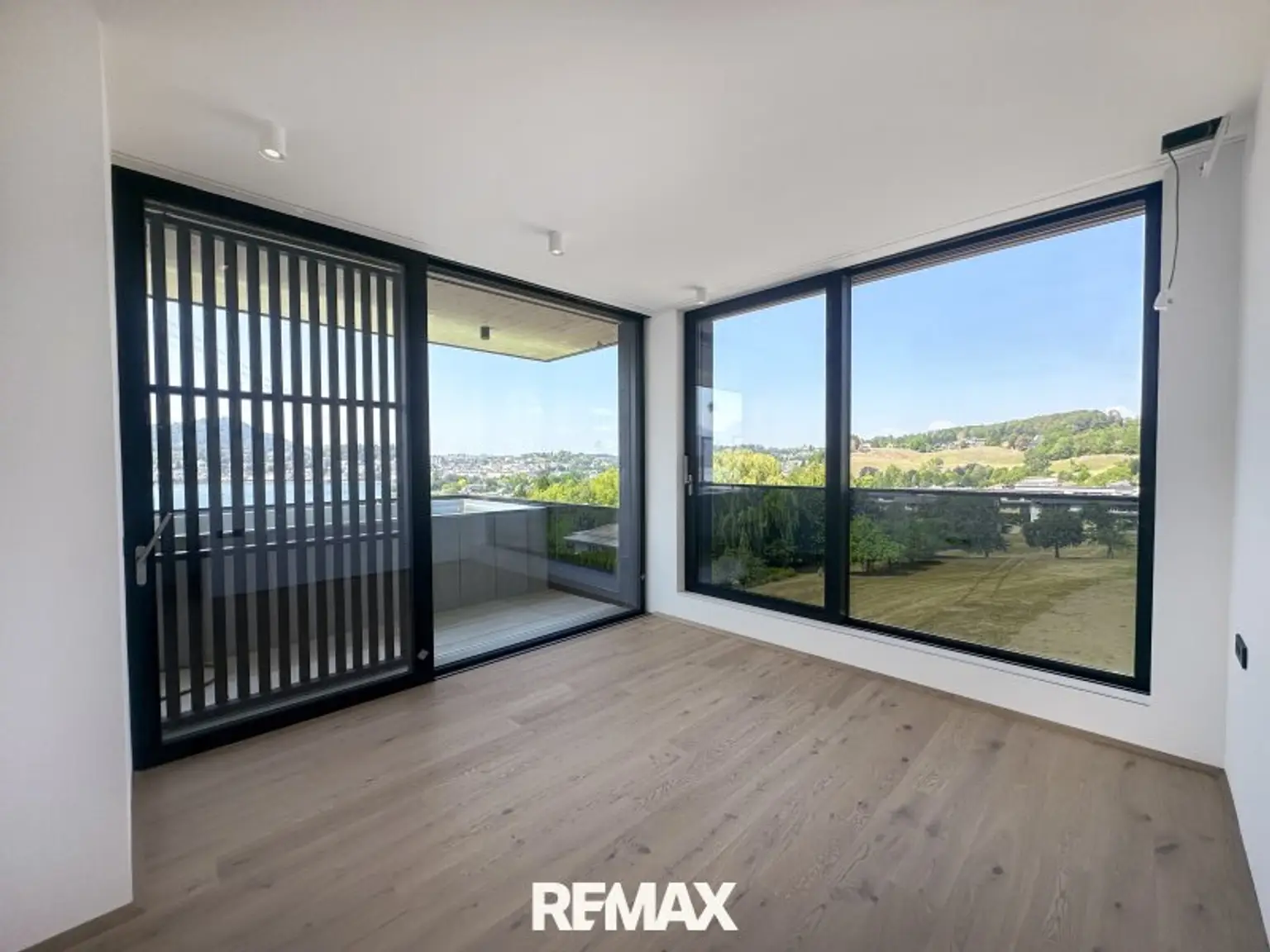 Schlafzimmer mit Ausgang auf die Terrasse und Pool