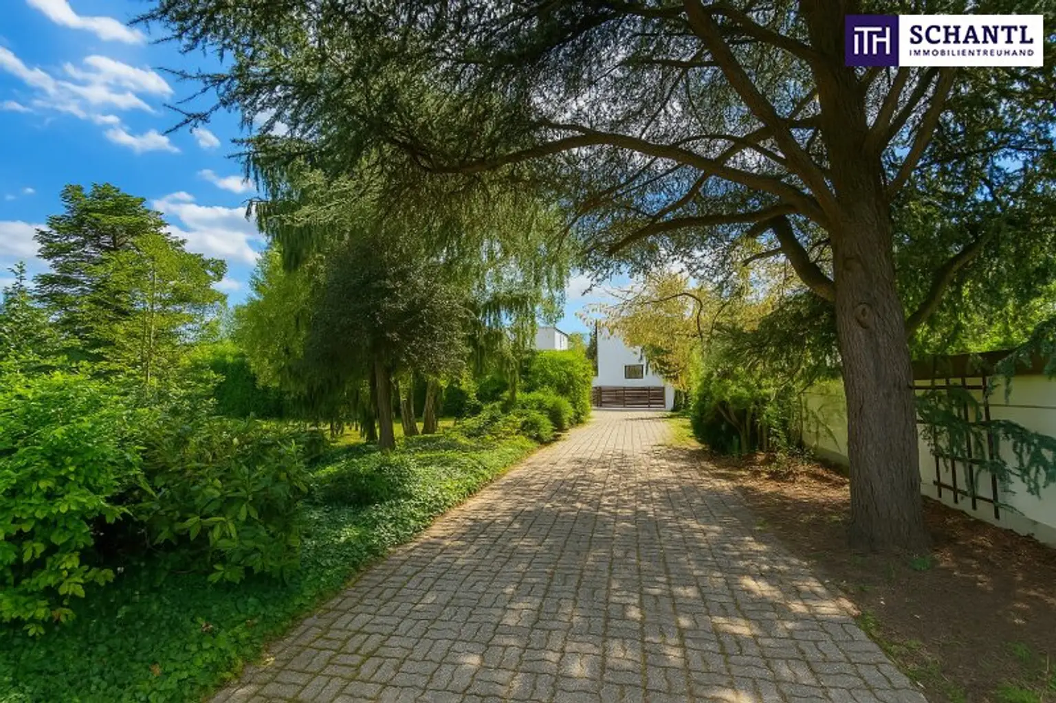 Traumhafter Bungalow mit Indoor-Pool, Weinkeller & großem Garten auf Eigengrund