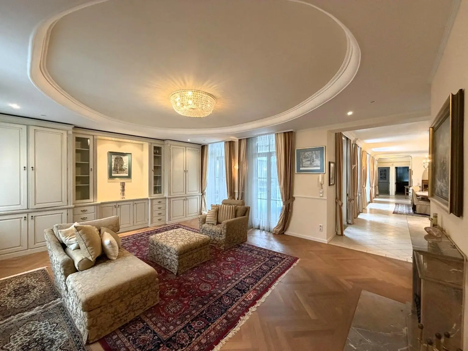 Salon mit offenem Kamin