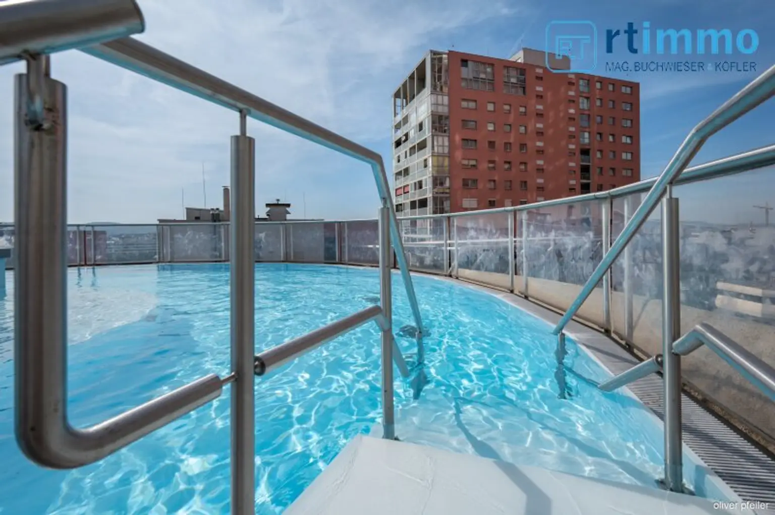Himmelblau überall, 104m² mit über 23m² Freifläche auf 3,5 Zimmern. Atemberaubender Ausblick soweit das Auge reicht!