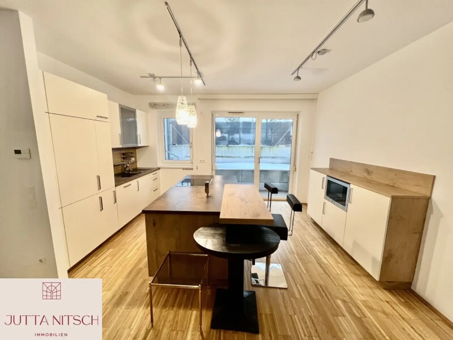 Barrierefreie Gartenwohnung mit zwei Terrassen und zwei Garagenplätzen - Gießhübl Zentrum