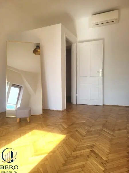 "Diese 5 Zimmer-Altbauwohnung mit sonniger Terrasse wartet genau auf SIE"