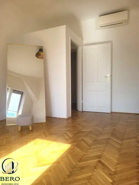 "Diese 5 Zimmer-Altbauwohnung mit sonniger Terrasse wartet genau auf SIE"