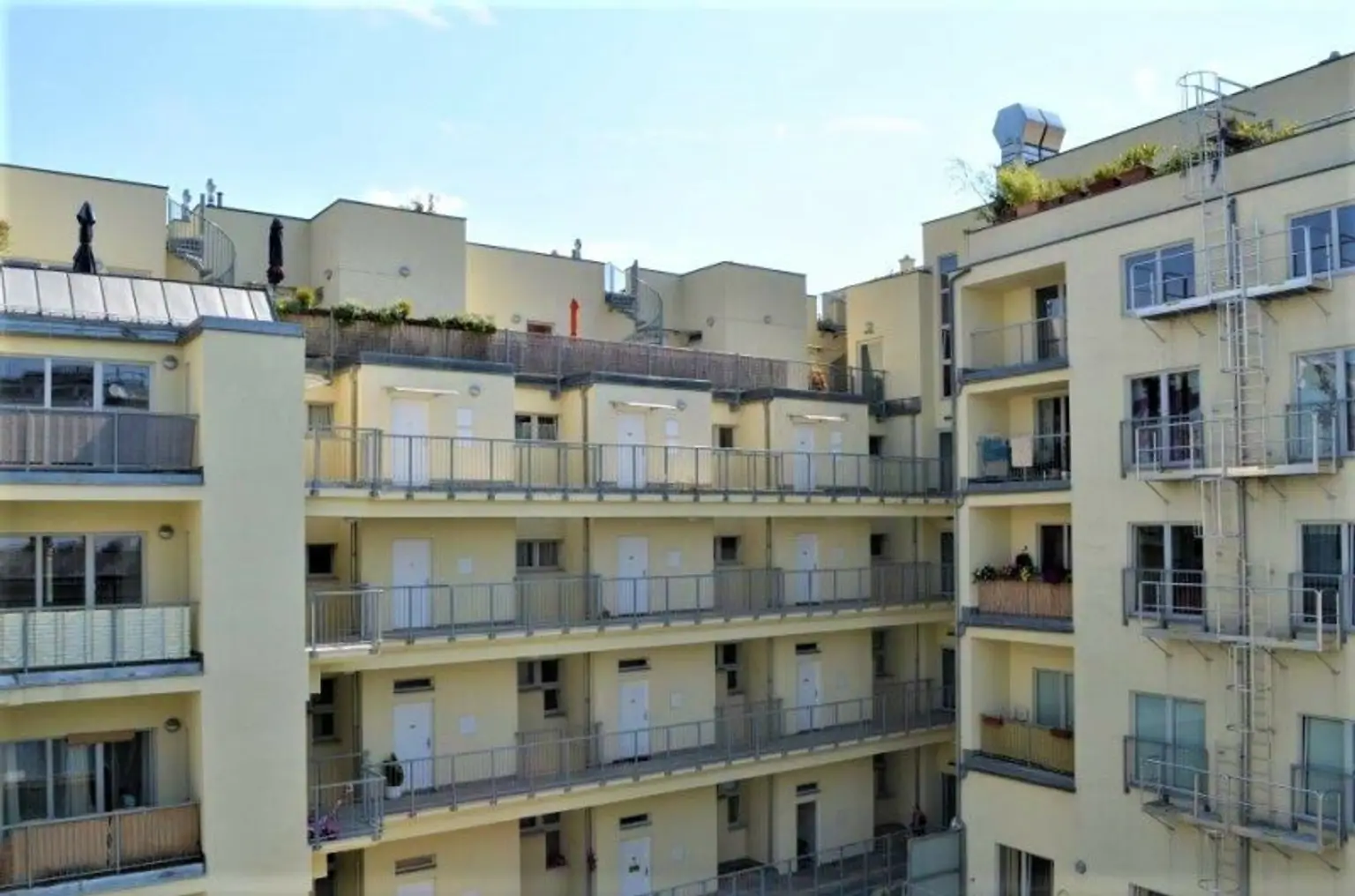 DACHGESCHOSS, gepflegte 103 m2 Neubau mit Loggia und Balkon, Wohnküche, 3 Zimmer, Wannenbad, Parketten, Holbeingasse