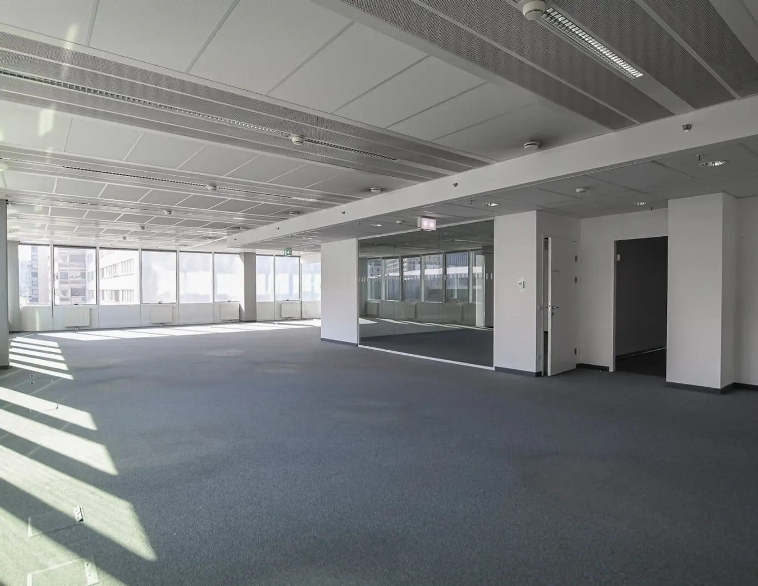 Modernes Büro mit Balkon im Saturn Tower