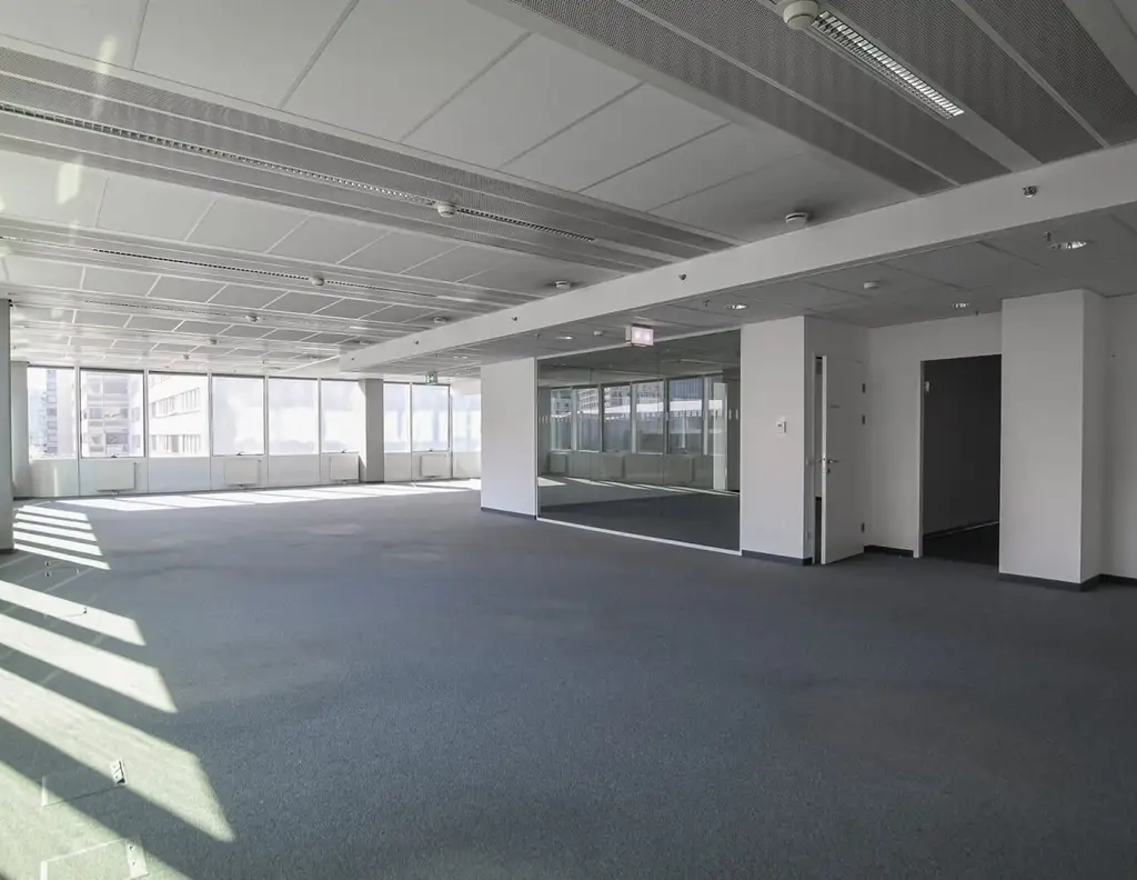 Modernes Büro mit Balkon im Saturn Tower
