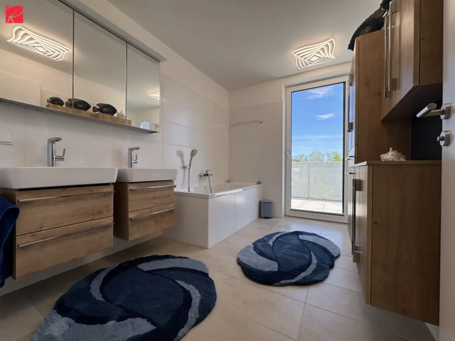 Badezimmer mit Dusche und Badewanne