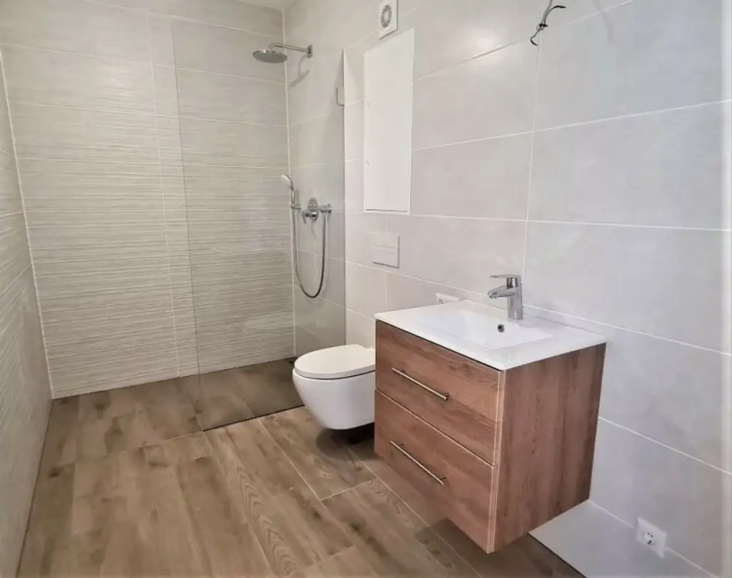 HOFRUHELAGE, JEDLESEE, 33 m2 Neubau, Einzelwohnraum, Komplettküche, Duschbad, Hofruhelage, 1. Liftstock, Anton-Bosch-Gasse