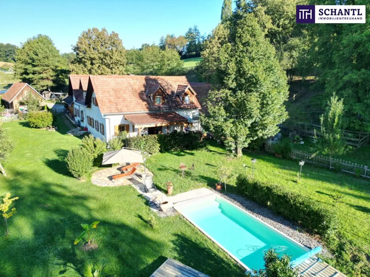 SENSATIONELLES JUWEL! Exklusiver Vierkanthof im Thermenland Steiermark – Wohnen, Reiten & Leben mit Pool und Natur!