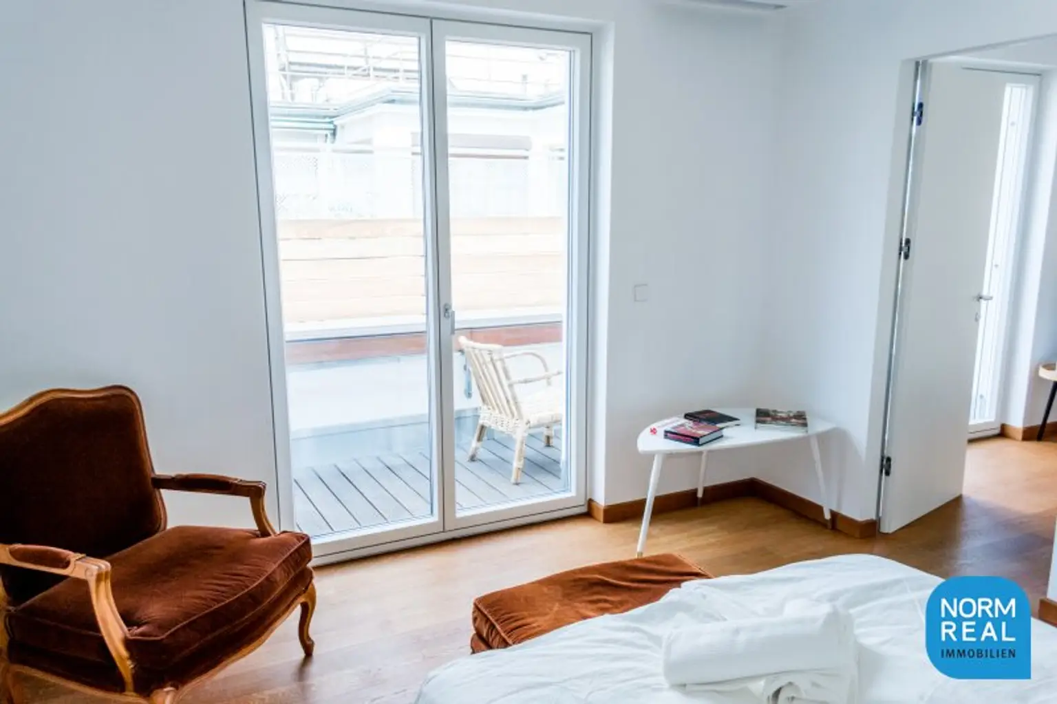 Komplett möblierte Dachgeschosswohnung mit Terrasse