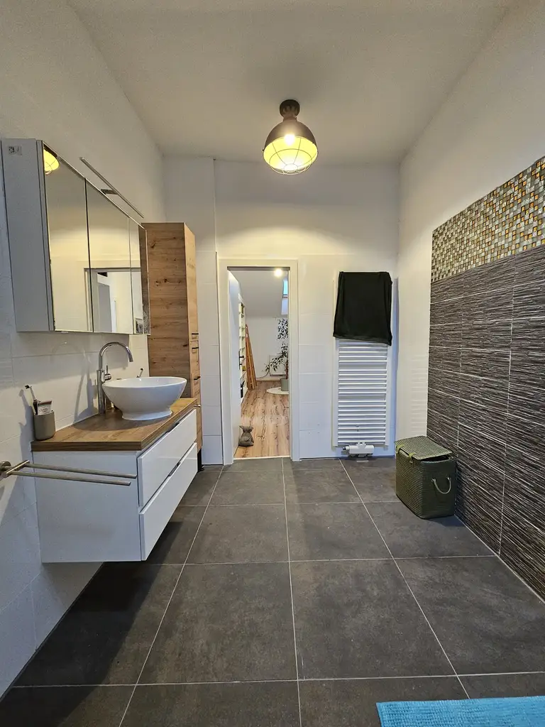 Modernisiertes Einfamilienhaus mit 1.057m² Grundstück, Luftwärmepumpe & PV-Anlage in ruhiger Ortsrandlage von Wopfing