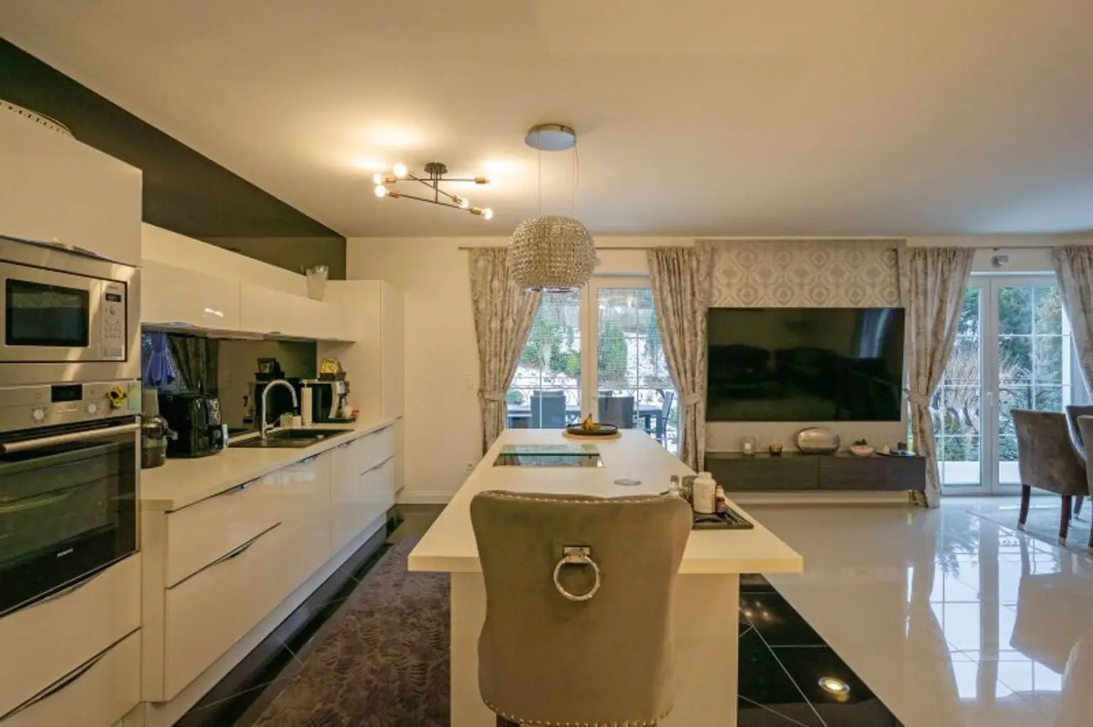 DAN Küche mit Kücheninsel