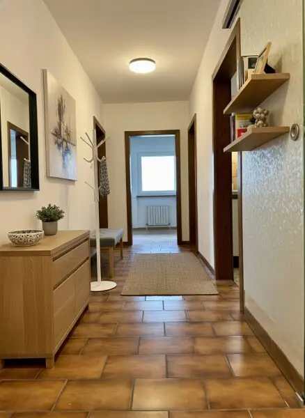 *geräumige 3 Zimmer Wohnung mit extra Küche, Balkon und Garage! Super schöne Aussicht inkludiert!