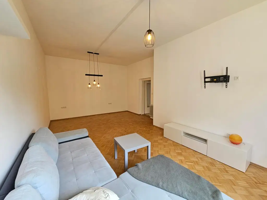 SOLIDES WOHNHAUS MIT NEBENGEBÄUDE