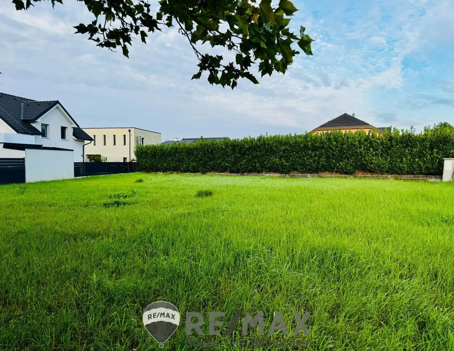 "Sonnige Westlage im Herzen von Biedermannsdorf: 800 m² Eckgrundstück!"