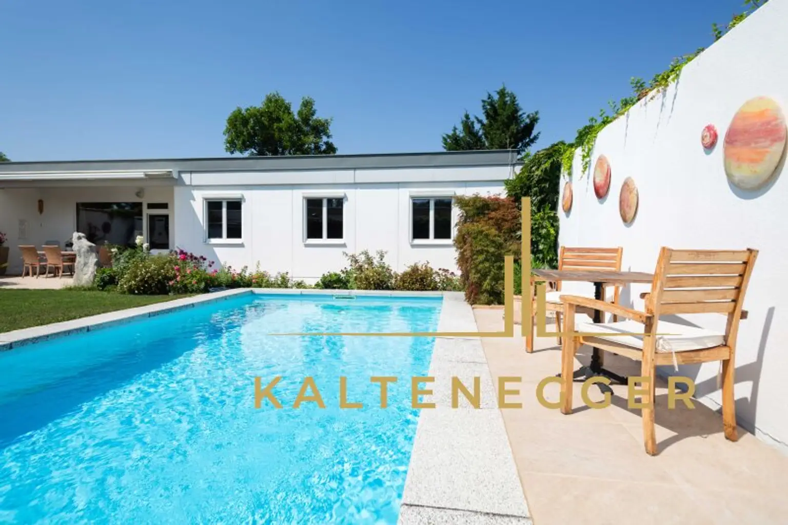 Poolbereich mit sonniger Terrasse und hoher Privatsphäre