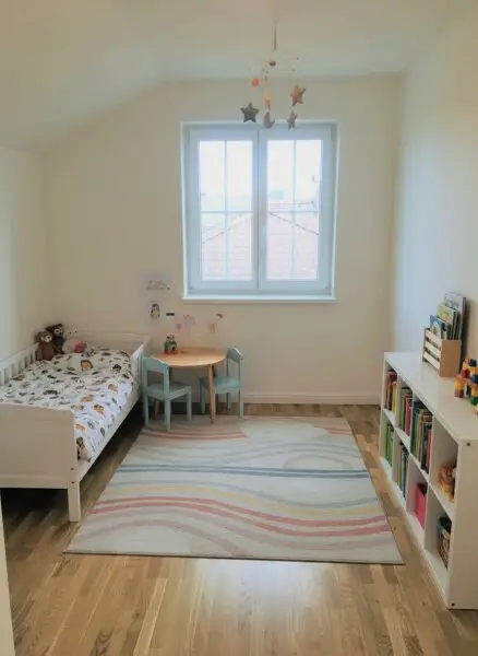 Zimmer im Obergeschoss: KI generierte Einrichtung