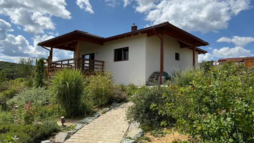 Neuwertiger Bungalow mit einzigartiger Steingartengestaltung und Naturteich