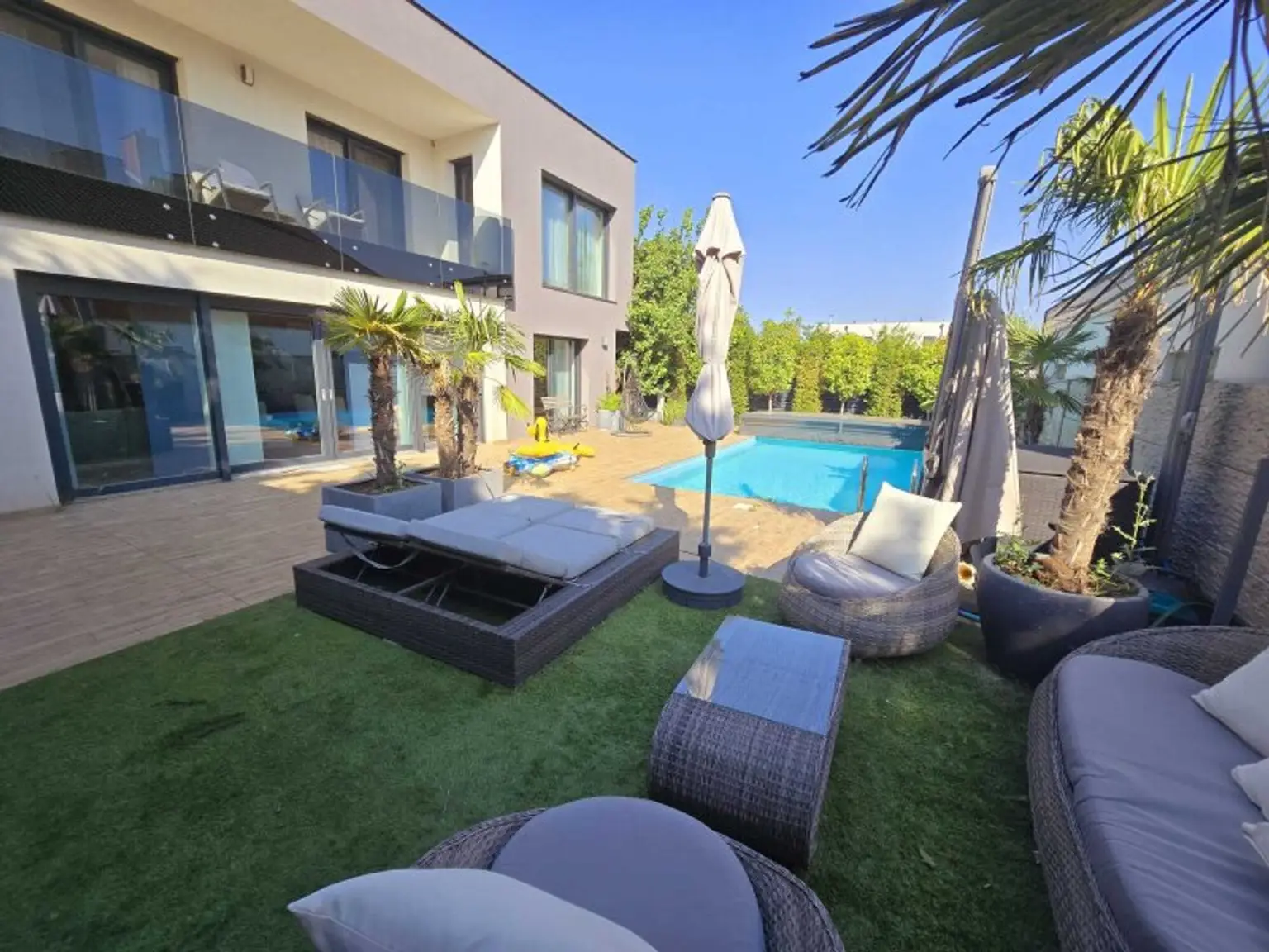 Traumhaft LUXURIÖS AUSGESSTATTETES SMART EFH in Leopoldsdorf: Wfl. 196m², 6 Zimmer, Balkon & Terrasse! + PHOTOVOLTAIK ANLAGE mit STROMSPEICHER + beheizter POOL  + GARAGE + GRILLPLATZ +