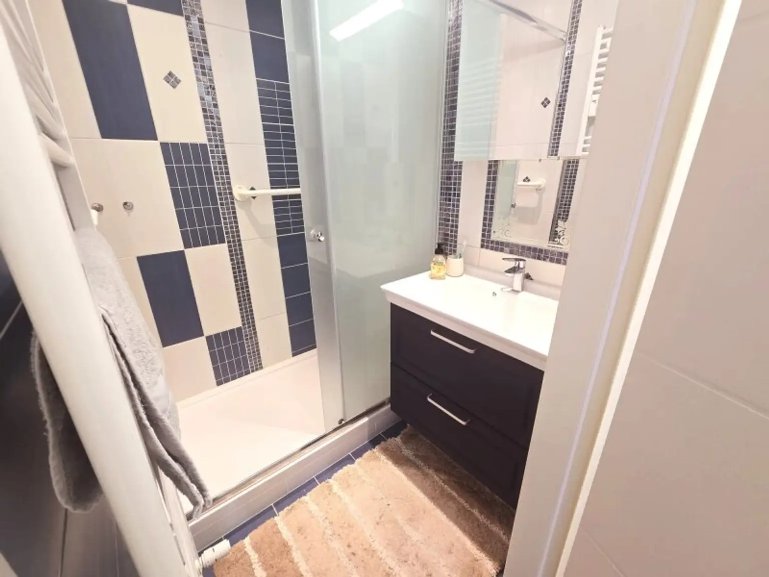 TOP LAGE - Koffer packen und einziehen! - hochwertig ausgestattete, moderne 3-Zimmer Wohnung mit verglaster Loggia - WIE ERSTBEZUG!
