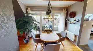 Essbereich mit Zugang zum Balkon DG