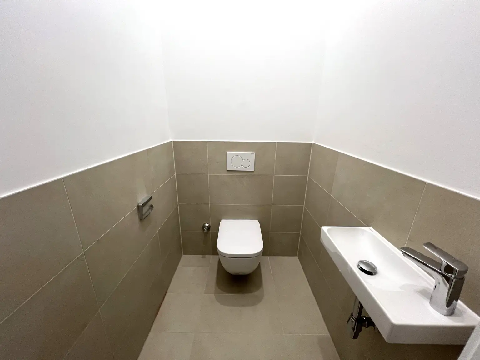 UNBEFRISTET: Generalsanierte 5-Zimmer-Altbauwohnung mit kleinem Balkon in der Innenstadt