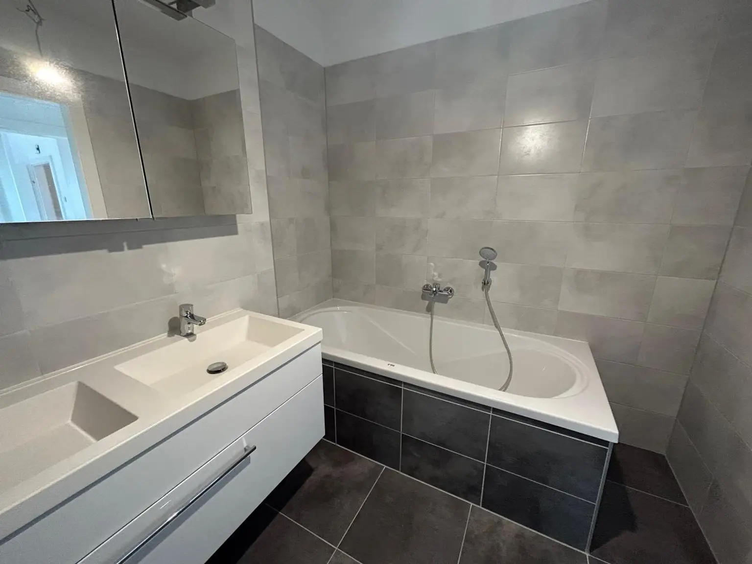 3-Zimmer Wohnung mit 2 KFZ- Stellplätzen