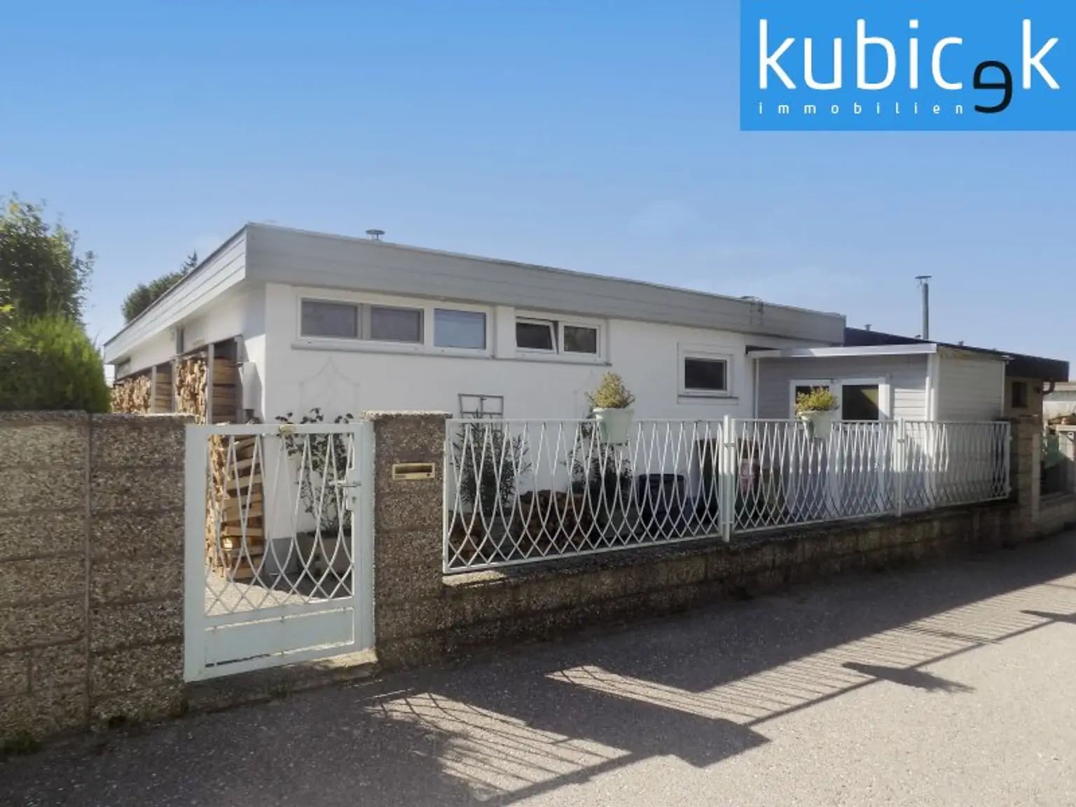 Moderner Sommer-Badebungalow mit direktem Wasserzugang auf Pachtgrund
