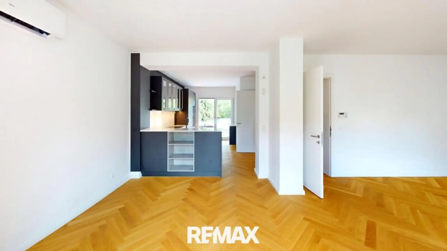 Esszimmer mit Blick zur Küche/Terrasse