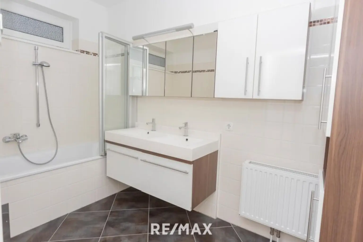 Badezimmer mit Badewanne und Fenster